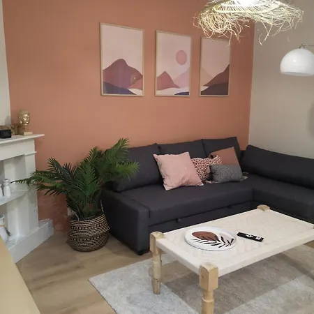 Family Friendly T3 Close To Stations Daire
